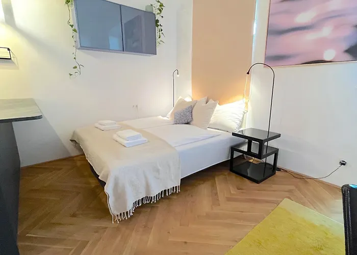 Апартаменти Thalia Garden - 8 Min To Center
