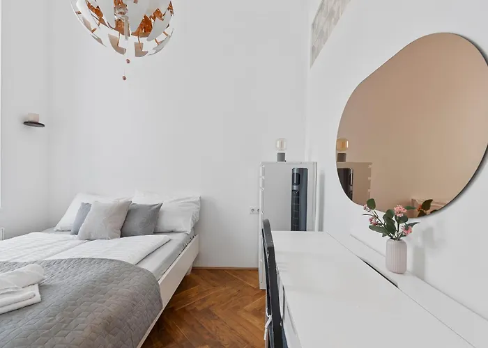 Thalia Garden - 8 Min To Center Apartment